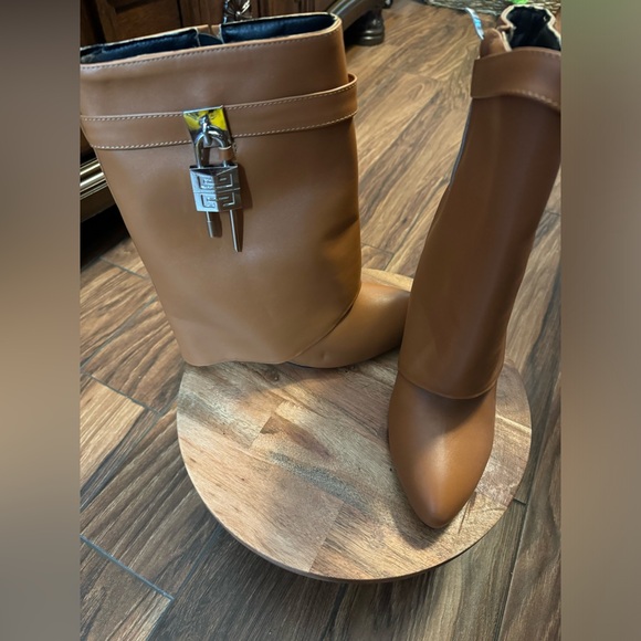 Shark Lock ankle boots in leather - Picture 2 of 4